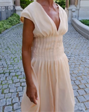 Vestido Bege Minimalista com Decote V e Saia Fluida